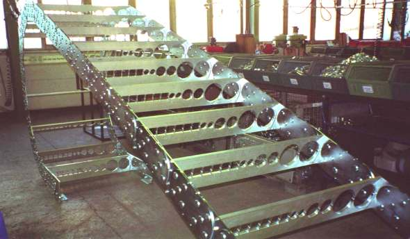 GKA GKA med aluminiumprofil En specialanpassad och kraftfull som huvudsakligen används på större stålkedjor. Stagen tillverkas enligt kundens specifikationer.
