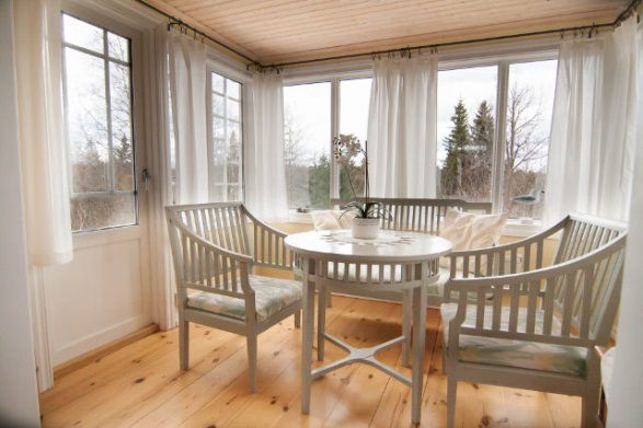Fritidsstuga Lillstugan, en trivsam bostad i gott skick med stort ljust välkomnande allrum. Bottenvåning Allrummet med vitlaserat furugolvplank, träpanel i tak.