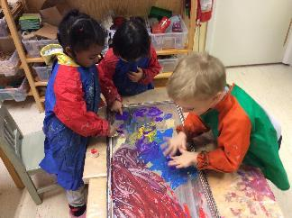 I ateljén blandade barnen färger på speglar. De fick olika färger och blandade sedan själva. Titta, det blev grönt Titta vilken regnbåge Drog runt händerna i färgen.