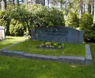 KULTURHISTORISKT VÄRDEFULLA GRAVSTENAR SKOGSKYRKOGÅRDEN I GÄVLE BILAGA 1 Gravnr: 252 Tillkomstår: 1935 Urvalskriterium: Tidstypiska drag Karaktäristik: Enkel stor bred stående grå sten som omgärdas
