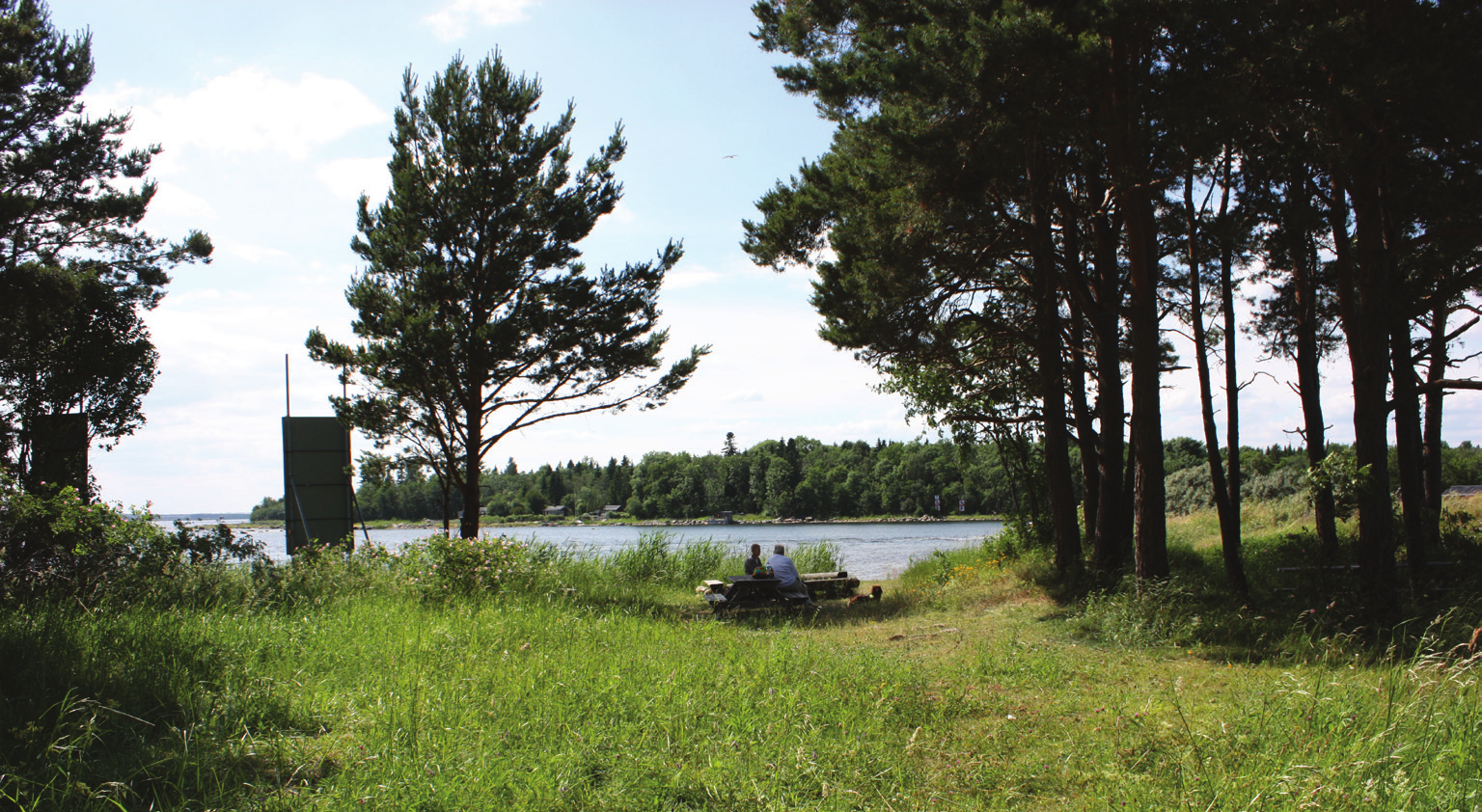 Plan- och genomförandebeskrivning sid 7 I planområdets västra del söder om kalkudden finns en badstrand med grillplats vid uddens södra början.