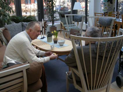 Foto: IKON Elvakaffe och livligt samtal i den gemensamma matsalen på Laurentiusgården. Som ringar på vattnet När en sån här sak händer frigörs folks omsorg om varandra - värmen stiger i huset!