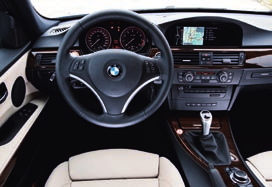 Snyggt, smart och smidigt. Förarmiljön i 3-seriens toppmodeller andas lyx och komfort. Men man sitter lite trängre än i Audin och BMW:n bullrar klart mer.