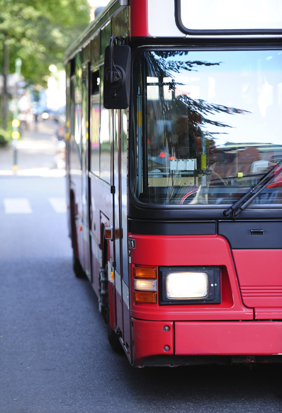 ommunikationer - Motorväg, E18, till Stockholm. - em minuters gångavstånd till bussterminal med täta avgångar till Stockholm.