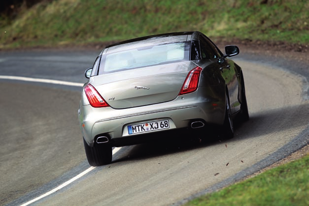 därför på startknappen (alla XJ-modeller har nyckellös upplåsning och start som standard) och väcker den tre liter stora diesel-v6:an under aluminiumhuven.