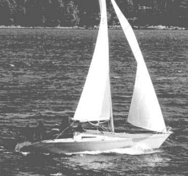 Det är speciellt roligt att två av de nämnda juniorerna är flickor. Seglingssporten är faktiskt mycket jämställd. Herrar tävlar mot damer på exakt lika villkor i alla regattor.