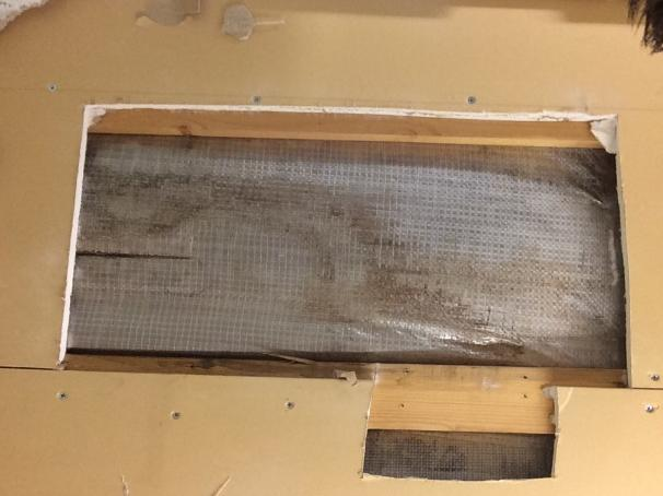 Bild 28 Korridor: Fuktmärke i tak. Ingen avvikande lukt. Läckage troligen från rörkoppling. Bild 29. Rör ovanför fuktskada i tak i korridor. Bild 30.