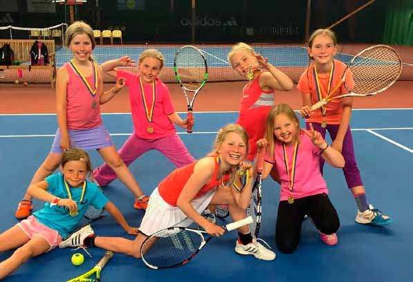 Tennisskole-KM arrangerades i december och juni. Målsättningen med evenemanget är att låta de som inte tävlar regelbundet få upptäcka hur kul det kan vara att spela match.