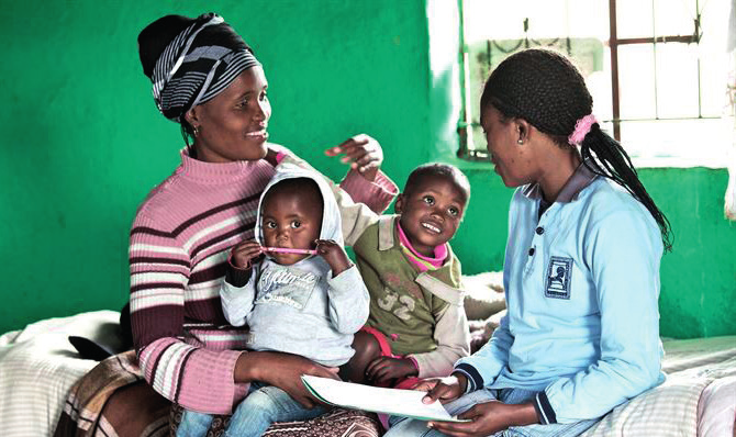 För barn i världen Nosiphela Luthuli och hennes barn Bayanda och Asphile får stöd och råd av mentormamman Nozibele Chopele via projektet Philani i Kapstaden, Sydafrika.