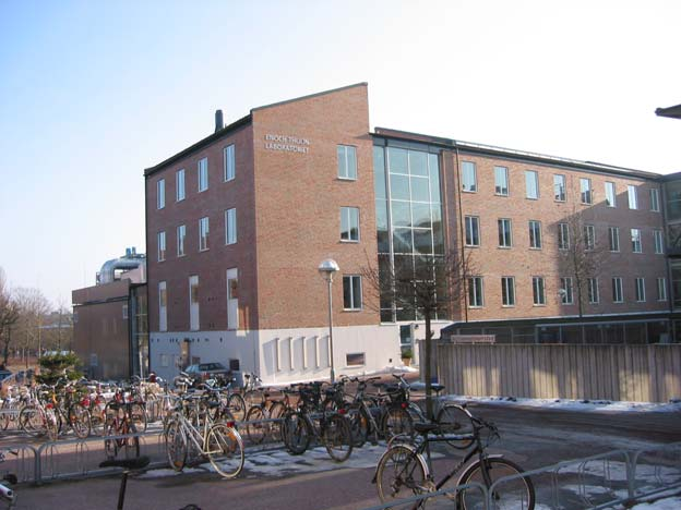 Laboration i Förbränning Samling vid laborationen Förbränning sker i Enoch Thulinlaboratoriet, på översta våningen i rum E42 (se bild). Utgå från receptionen på Fysicum.