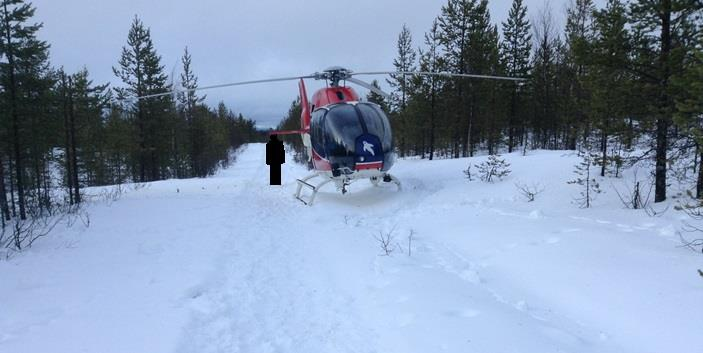 Faktaredovisning Händelseförloppet I samband med landning med en helikopter på en mindre, snötäckt väg i ett område med tät skog kom helikopterns rotorblad i kontakt med två trädtoppar på