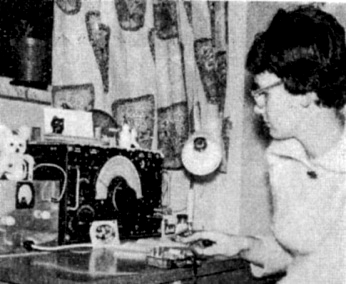 Fler bilder från OldTimer träffen Hans SM2AHY och Lennart SM2CFG Kurt med en Vidor bland många andra radioapparater Hans SM2DHG och Kjell SM2AZH Sif ex. SM2AYI på tiden det begav sig!