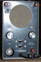 En vacker högtalarfront med Jägarmotiv Heathkit IT12 signalföljare Vacker fungerande replika byggd av Kurt Viktiga verktyg för dåtidens tekniker. Avlödningsstrumpan har väl ändå hamnat i fel sällskap?