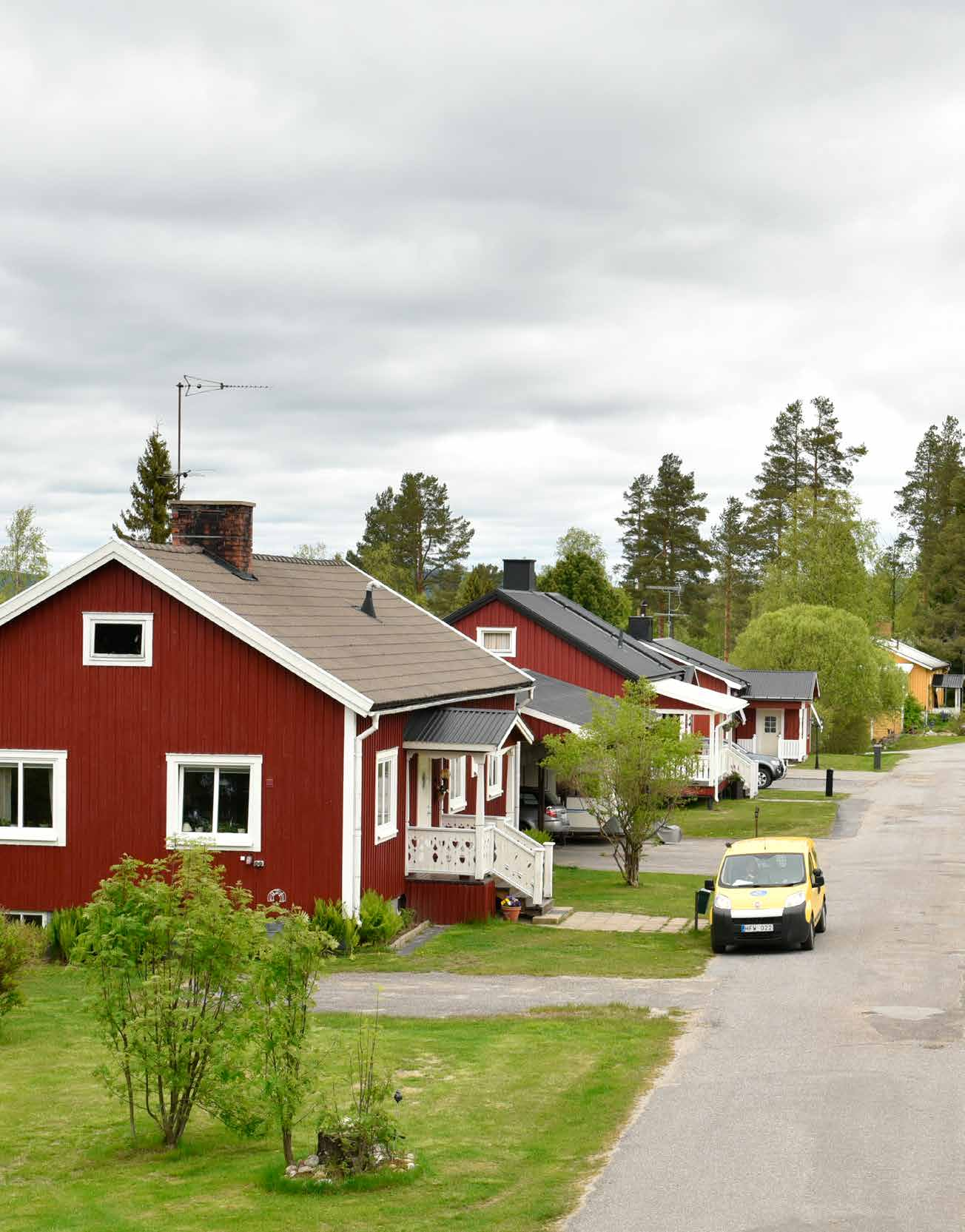 En trygg plats att bo och leva på Oavsett om du väljer att bosätta dig på centralorten eller i någon av de mindre byarna runt om, är det aldrig långt till vacker norrländsk natur med rogivande skogar