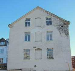 SID 3 (13) Planens syfte är att åstadkomma ny bostadsbebyggelse, ca 315 lägenheter, en ny strandpromenad som ger allmänheten tillgång till Bällstaviken och strandområdet samt en ny gång- och cykelbro.
