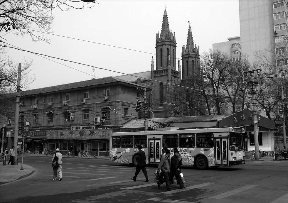 Sankt Michaels katolska kyrka i hörnet av Dong jiaomin xiang och Taijichang angreps under kulturrevolutionen men används nu åter. Foto BL.