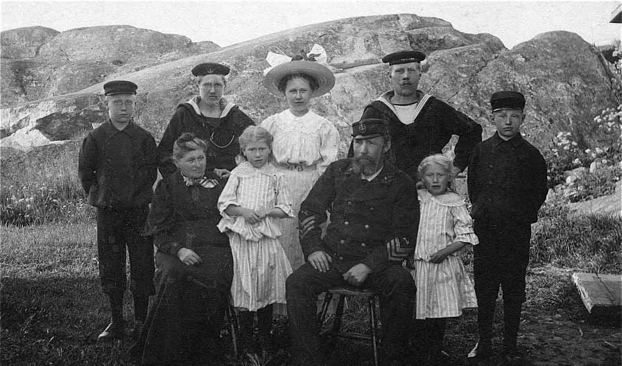 Familjen Bergström på Understen c:a 1907. Bakre raden: Charles, Nils, Elsa, Georg och Sven. Främre raden: Thora, Rut, Axel och Inez.