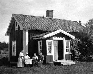 Axel och Thora i Bygärdet på Singö. Den sista fyrmästaren Bergström Med en uppväxt av det här slaget är det inte förvånande att alla sönerna hade med sjön att göra på ett eller annat sätt.