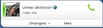 Svara på ett telefonsamtal När du får ett telefonsamtal indikeras och visas det längst ned på skärmen. 1. För att svara, klicka någonstans i aviseringen av samtalet. 2.