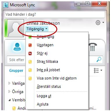 När huvudfönstret i Lync öppnas och du kan se ditt namn och din närvarostatus är du inloggad I Lync. Klicka på Återställ Status för att Lync automatiskt ska basera statusen på din kalender i Outlook.