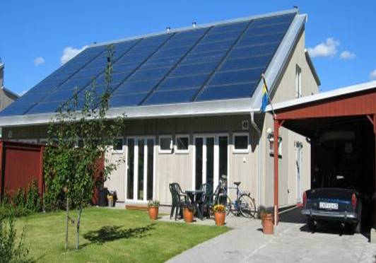 intrycket. Bostäderna har, för att kompensera för det sparsamma ljusinsläppet från söder, försetts med större fönsterareor i öster och väster. Figur 3 Ett av Annebergs parhus.
