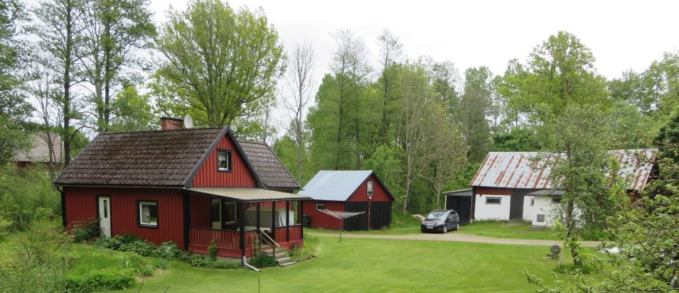 Traditionell ladugård i skiftesverk, som hör till Förlångsö 1:21, liksom ädre ekonomibyggnad i skiftesverk. Sjögrens ställe, Förlångsö 1:28, med äldre bostadshus på avstyckad tomt, sk lägenhet.