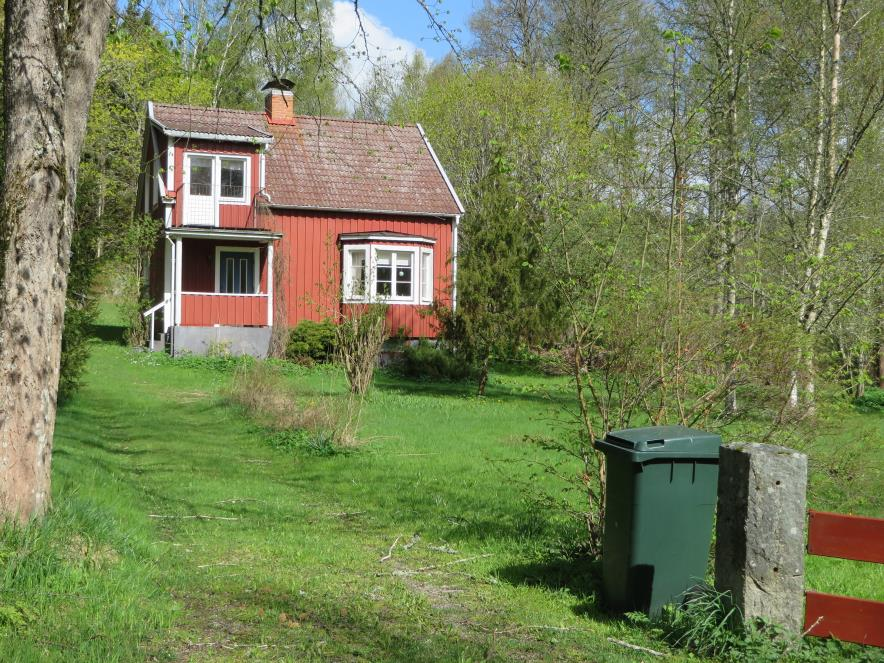 Förlångsö 1:31. Bostadshus i 1920-talsstil, senare ombyggd, och en för miljön viktigt uthus. Denna s.k. lägenhet byggdes av handlarens son Richard, som också blev delägare i sågen.