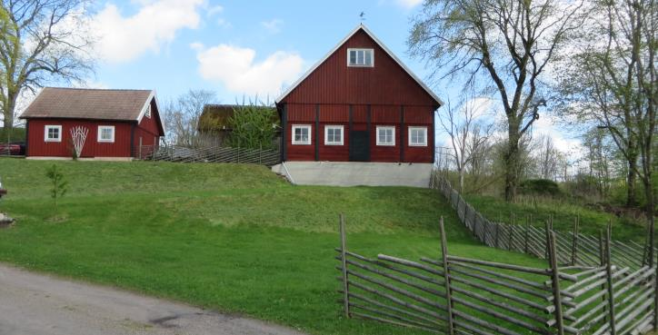 Gården Förlångsö 1:12 tillhör också ett av de äldre, som ligger högt. Förlångsö 1:12. Traditionell ladugård i skiftesverk och garage tillhörande Förlångsö 1:12.