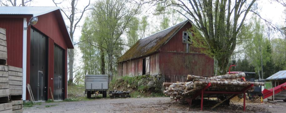 Bostadshus i 1920-talsstil, ombyggt på 1960-talet. Äldre och yngre ekonomibyggnader bidrar till rumsuppleveslen (Förlångsö 1:14). Förlångsö 1:13.