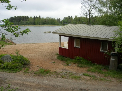 BESKRIVNING AV BADSTRANDEN Typ av vatten Typ av badstrand Beskrivning av närmiljön och strandzoner Vattendjup och strömmar Badstrandens botten Badstrandens utrustning/redskap Havsvatten Liten allmän