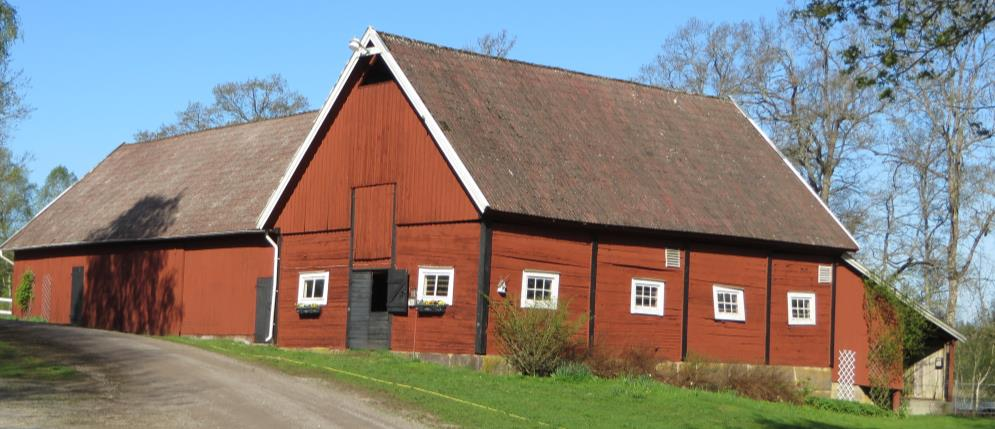 Ett av byns nyare inslag är en sommarstuga. I centrala/ Västra Bredasjö följer vägen samma sträckning som i flera hundra år (Bredasjö 1:3).