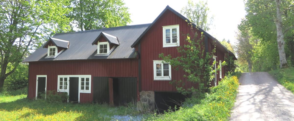En av de yngre mangårdsbyggnaderna i byn (Bredasjö 1:2). Även ladugården är modernare av typen 1900-talets mitt (Bredasjö 1:2).