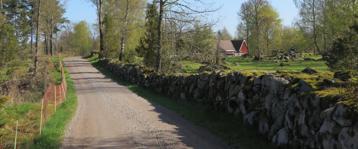 Flera mindre äldre uthus hör också till gården (Bredasjö 1:2). Det genensamma tröskskjulet där den byägda skörde-tröskan stod har i sig ett högt kulturhistoriskt värde. Både den och den f.d. linbastan ligger också på samfälld mark.