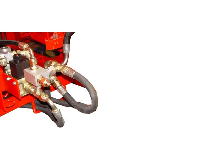 Koppla T-förgreningen och den inkopplade överflödesslangen som kommer från hydrauliska motorns ände till skruvförbindningen på tanken. Koppla den tidigare borttagna returslangen till T-förgreningen.