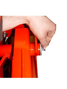 Installera sågkedjans hydrauliska drivhjul på sin plats. Obs! Använd den ledade sprinten som kommer med monteringssatsen.
