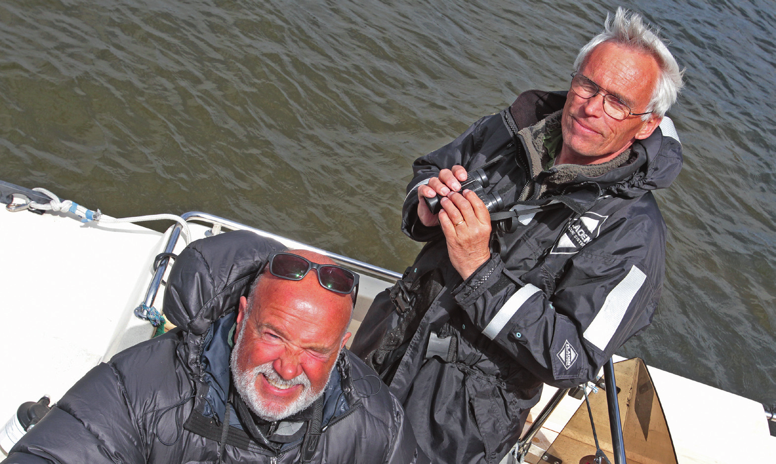 Väderbitna kustfågelinventerarna Roine Karlsson och Bill Douhan ser redo ut för en dag på sjön.