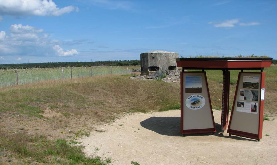 Utemuseum Sånnarna beskriver de sandiga odlingsmarkerna och särskilt området Sånnarna. Bredvid skyttevärnet syns en av ytorna i demonstrationsodlingen, där råg av en äldre sort såtts.