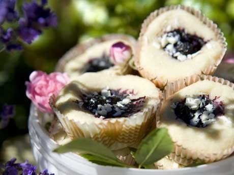 4 Blåbärskakor Ingredienser 30 stycken 200 g rumsvarmt margarin 1 dl socker 0,5 tsk bakpulver 5 dl mjöl 0,5 dl blåbär, eller blåbärssylt 50 g vit choklad, finriven Foto: Annika Broman 1.