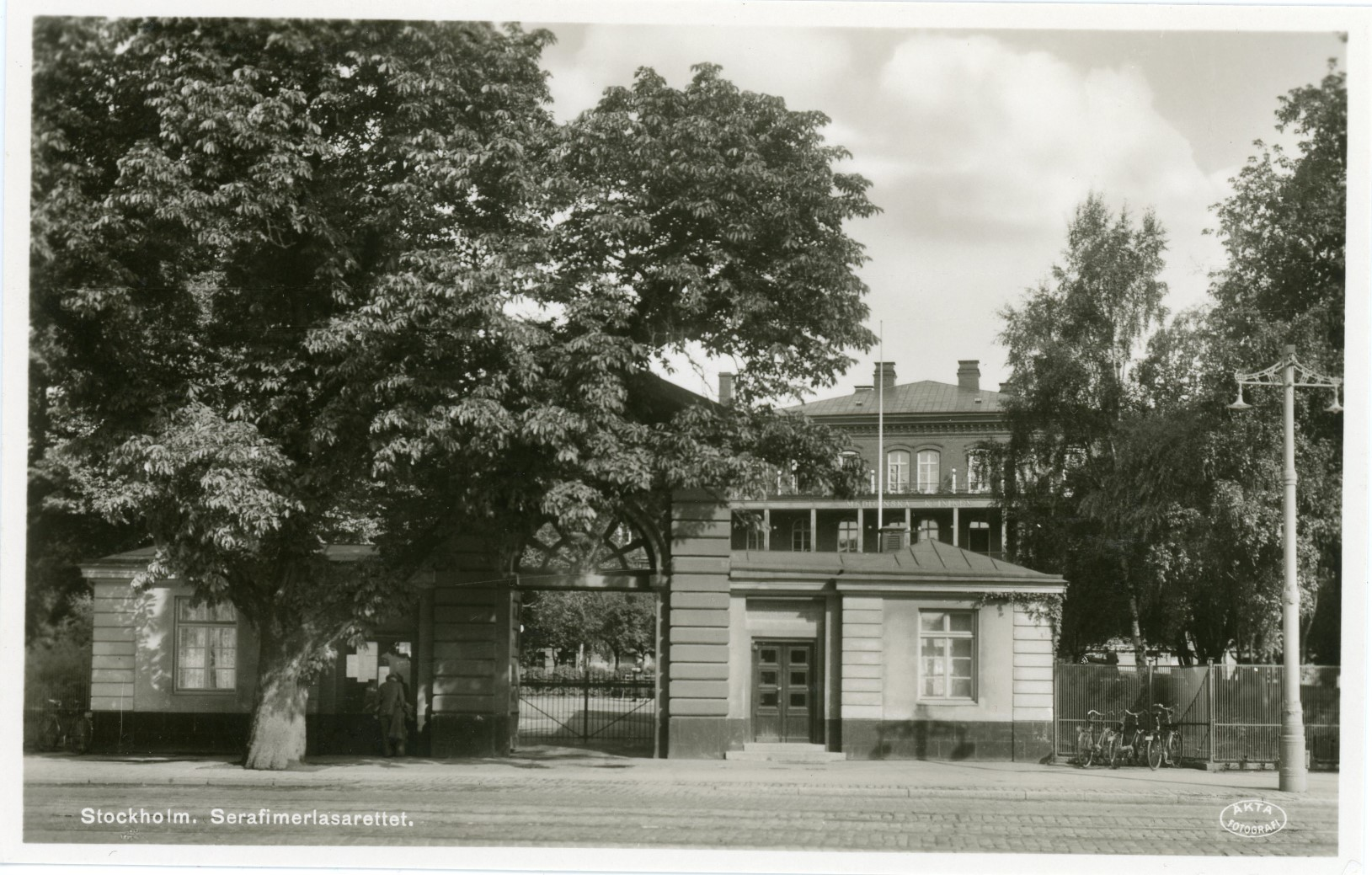 Serafimerlasarettet övertogs helt av staten 1937, men till följd av tillkomsten av Karolinska sjukhuset 1940 och Huddinge sjukhus 1972 förlorade man sin ställning som undervisnings- och