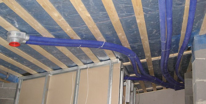 ISOLERING AV VALLOX BLUESKY-KANALER I MELLANBJÄLKLAGET OCH KALLA UTRYMMEN När Vallox BlueSky-kanaler installeras innanför fuktighetsspärren, hålls fuktspärrsplasten hel.