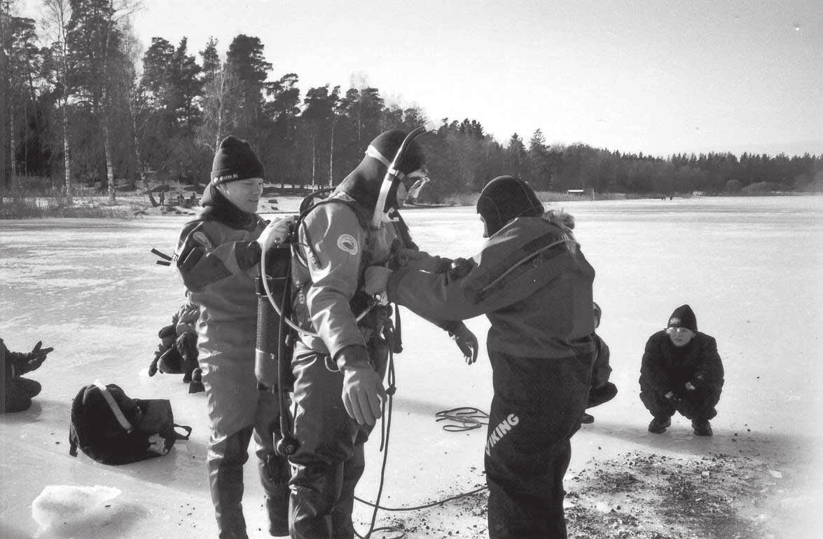 ATT ISDYKA ELLER INTE ISDYKA - DET ÄR FRÅGAN!!! Text och foto: Charlotte Ersson Det såg först ut som om det inte skulle bli något isdyk för min och Mattias del denna vinter.