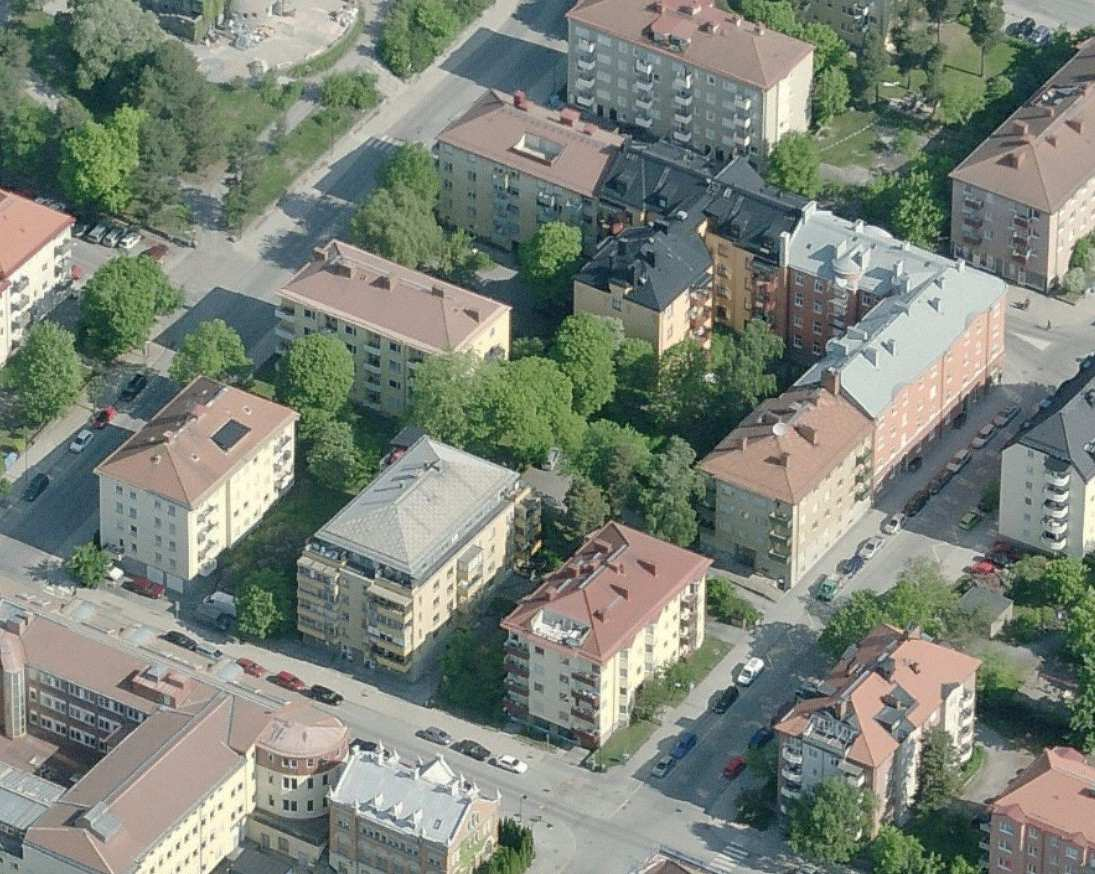 Byggnadens höjd Ny byggnad rödmarkerad 21 Juni kl 09.00 21 Juni kl 12.00 21 Juni kl 15.00 Byggnaden är i förslaget ca 19m hög, med markplan på ca +26,0.