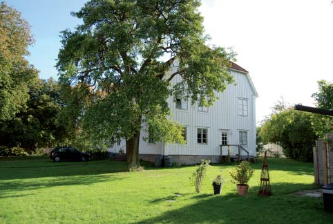 FÄRJESTADEN 1:231 FÄRJESTADENS GÅRD Mangårdsbyggnaden är uppförd 1802 av Byggmästare Sandell. Komplementbyggnaderna okänt.