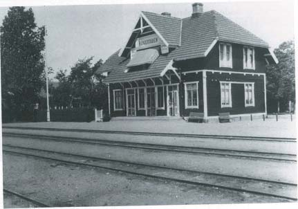 FÄRJESTADEN 1:40 FÄRJESTADENS STATION 1911 Handikappsanpassning, byte av kulör, fönster och dörrar. Taket har omformats. Stationshus. Kontor.