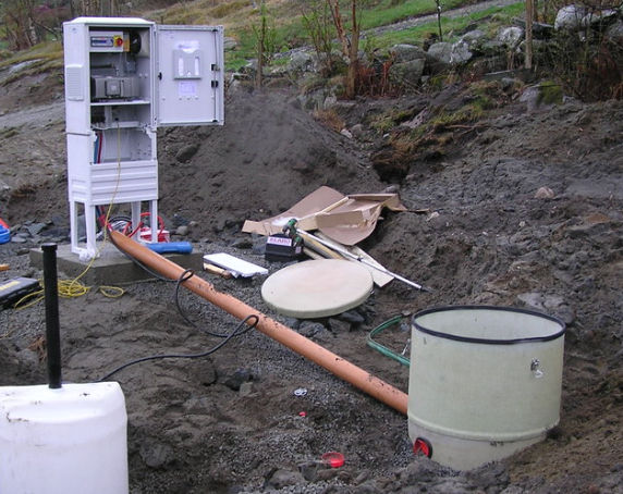 Anslutning av kabel/slang-rör mellan tank och styrskåp Enklast är att dra i alla fyra luftslangar och två kemslangar i röret innan det grävs ned Kabelröret (110mm markrör) ska föras in genom