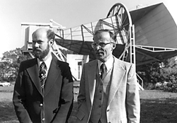 Kosmisk bakgrundsstrålning Kort historik Arno Penzias and Robert Wilson, Nobelpris 1978 Gamow förutsåg bakgrundsstrålningen 1946 1946 Penzias och och