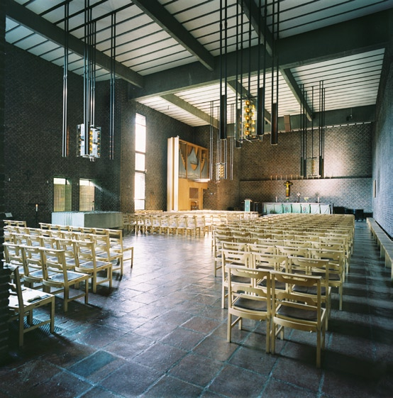 s:t tomas kyrka 5 En skulptur av smidesjärn står mitt för entrédörren, gjord av Per Erik Willö. Mot kyrkorummet i nordost öppnar sig ett glasparti med svarta järnspröjsar.