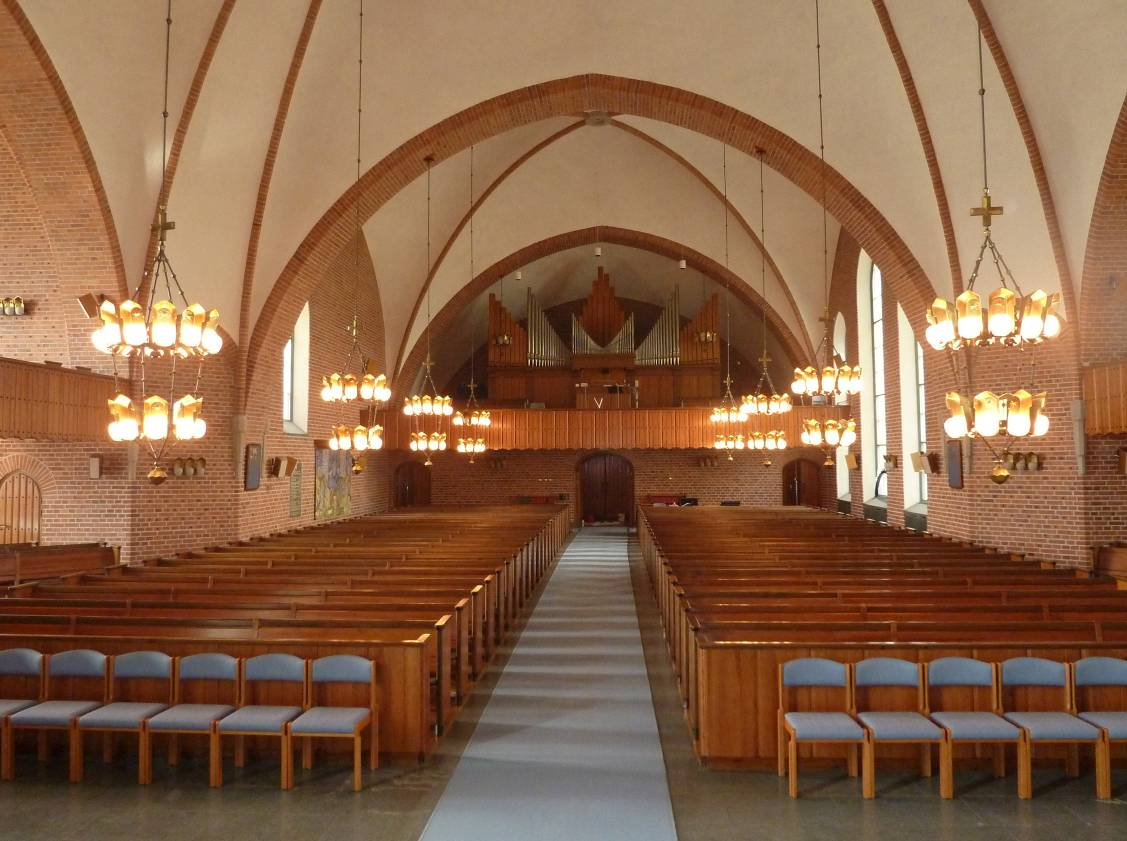 Burträsk kyrka, Skellefteå kommun, Västerbottens län Det korsformiga och valvslagna kyrkorummet imponerar med sin rymd, storlek och enhetlighet.