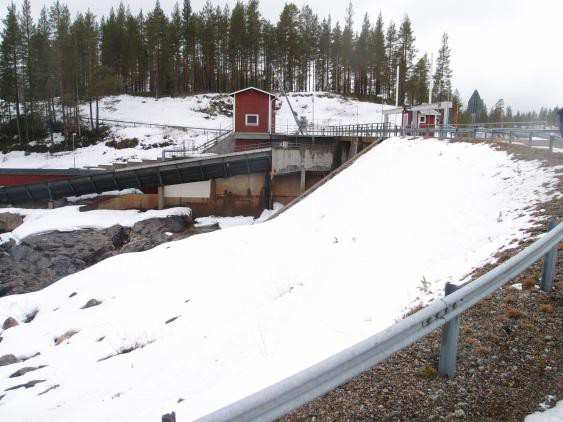 9 (55) DAMMENS NUVARANDE UTFORMNING Hednäs kraftverksdamm är en betong- och fyllningsdamm. Över dammen löper vägbana för allmän trafik.
