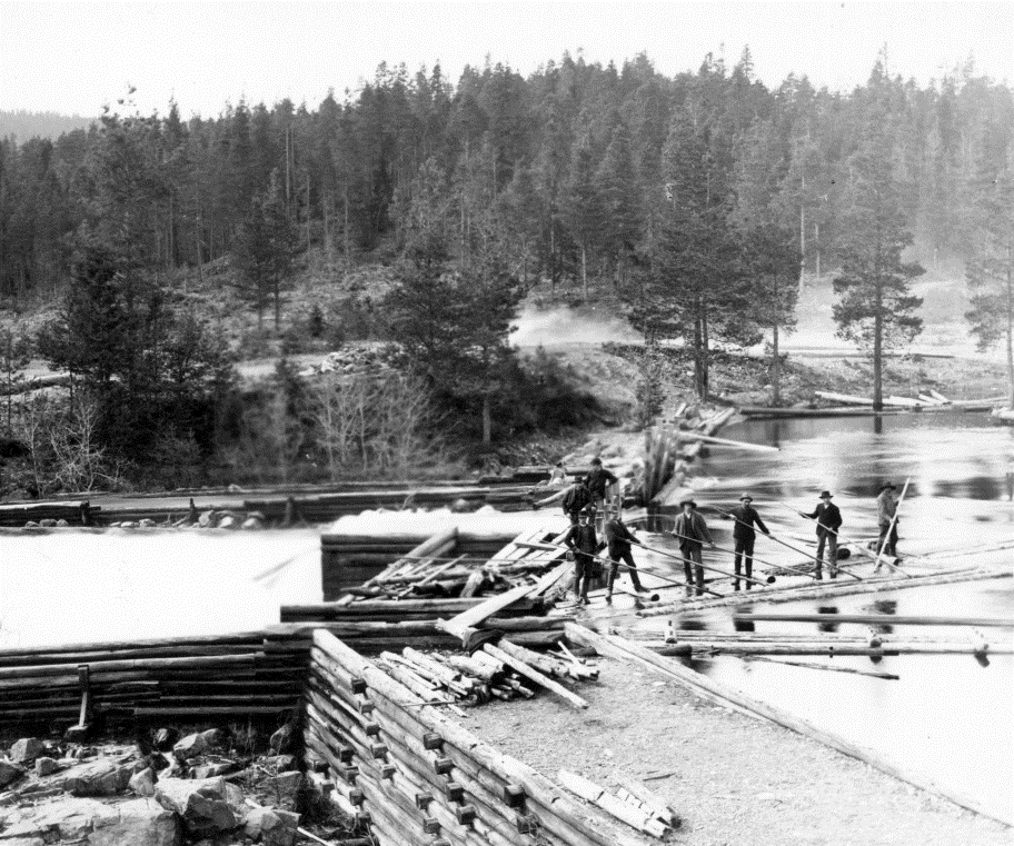 Flottledsrensade vattendrag Bakgrund 370 mil rensade vattendrag i Dalarnas län stort